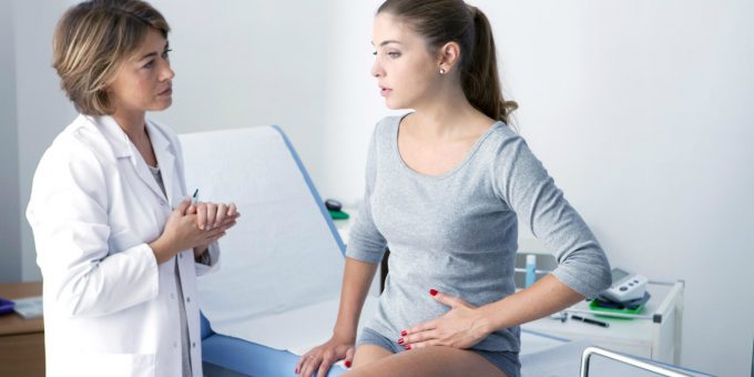 adolescente-mujer-en-consulta-